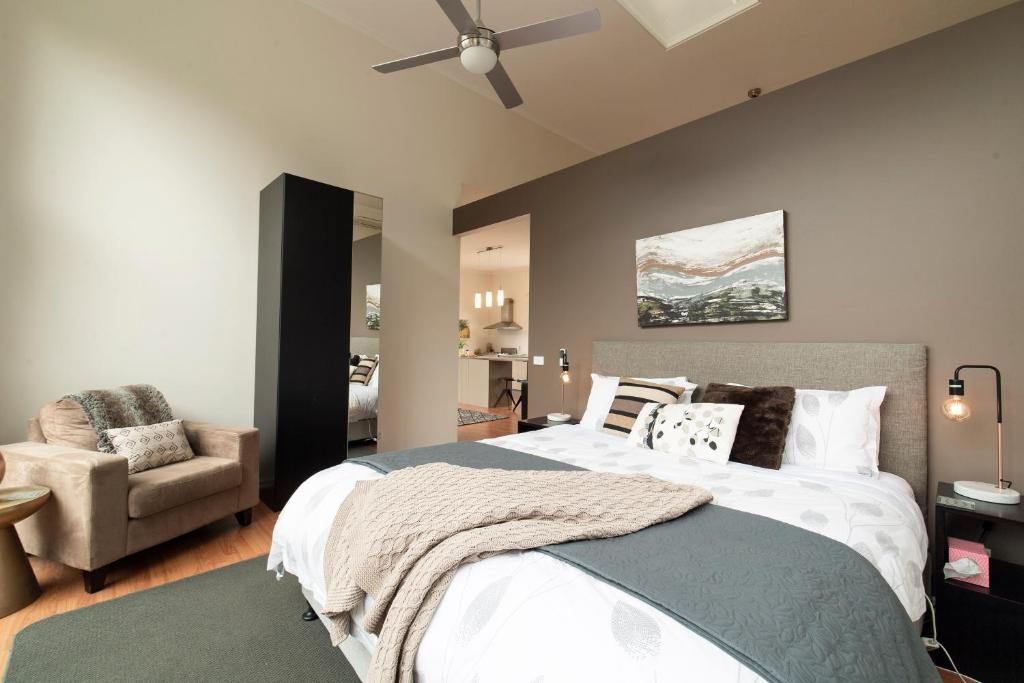 Postel nebo postele na pokoji v ubytování Hilltop Apartments Phillip Island