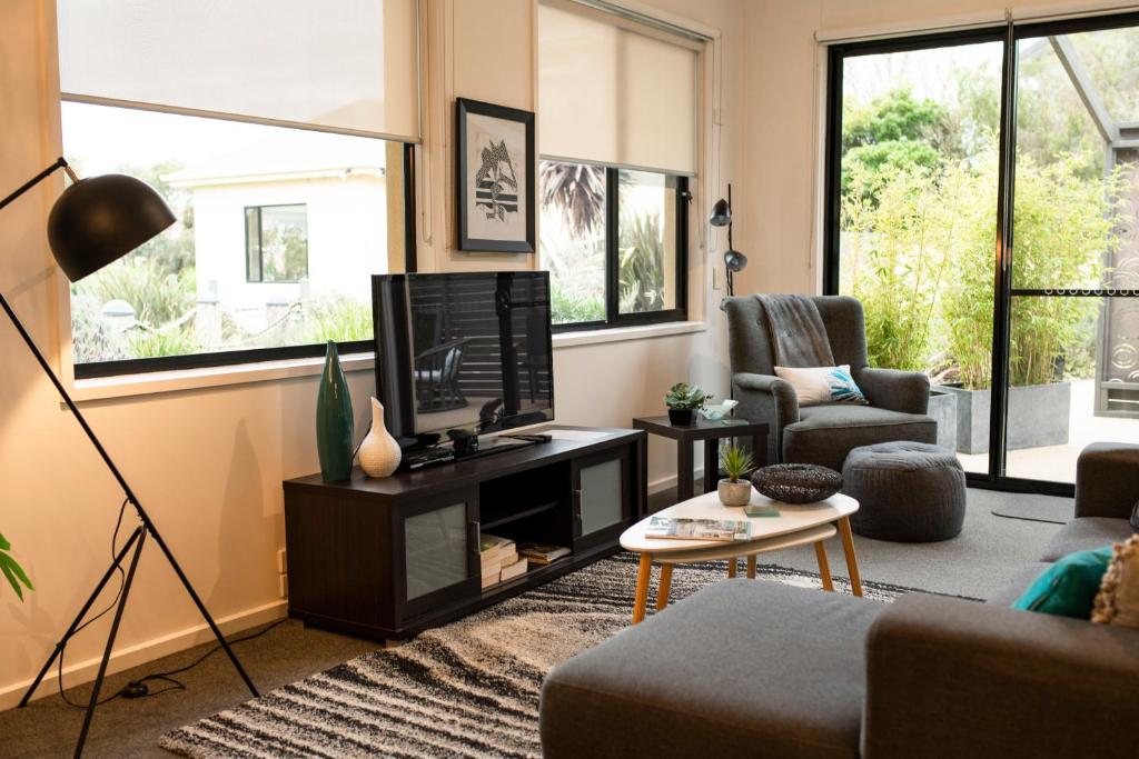 TV a/nebo společenská místnost v ubytování Hilltop Apartments Phillip Island