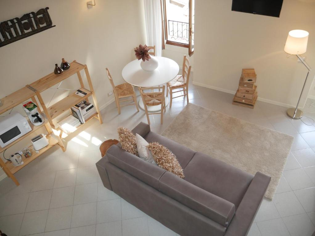 uma vista superior de uma sala de estar com um sofá e uma mesa em Appartamenti Ca' nei Vicoli em Limone sul Garda