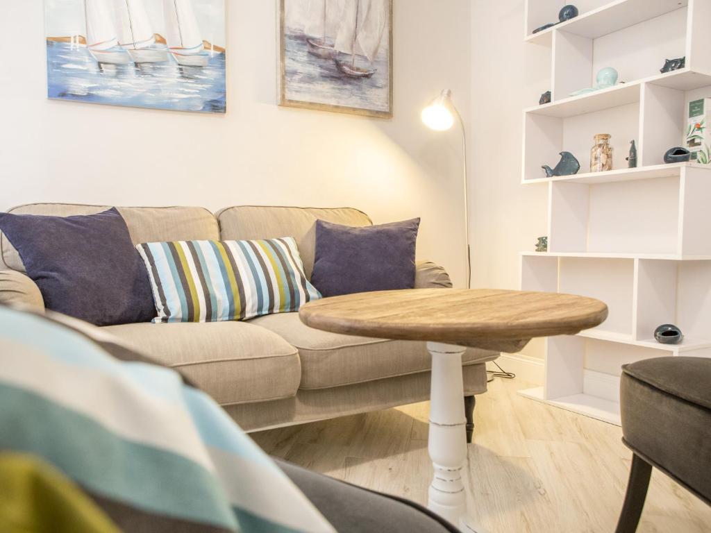 a living room with a couch and a table at A cà da Alba Rooms in Monterosso al Mare