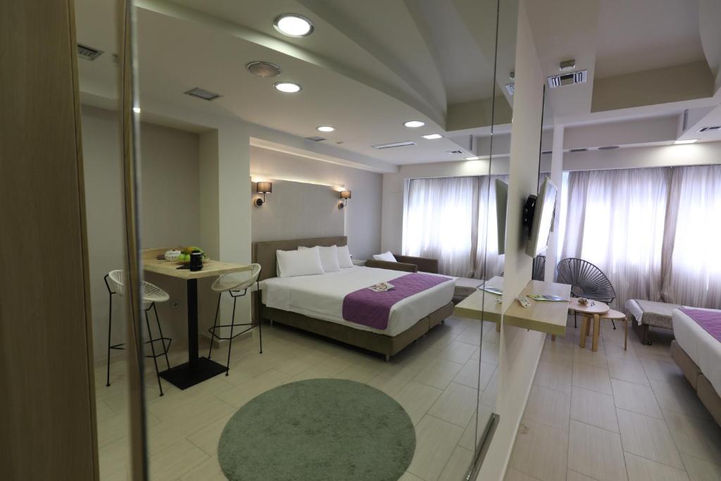 Posteľ alebo postele v izbe v ubytovaní Aiolos Apartments Suites Ermou 64 Monastiraki Plaka 2nd Floor