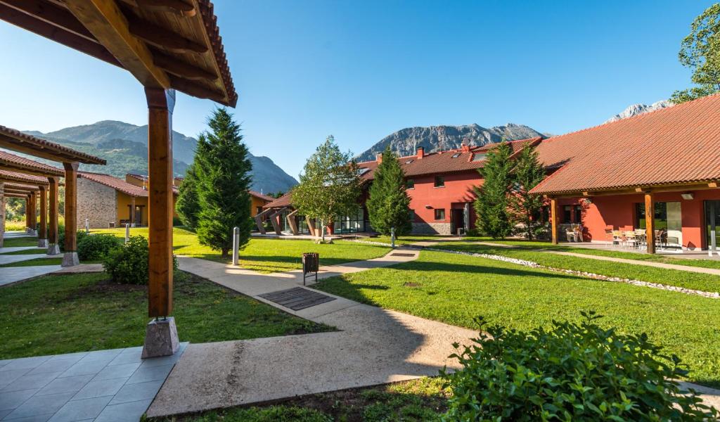 Nespecifikovaný výhled na hory nebo výhled na hory při pohledu z hotelu