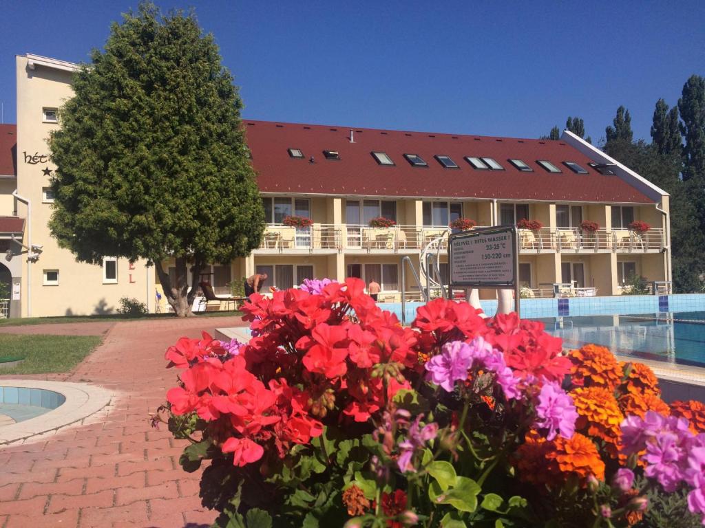 Bazén v ubytování Hét Vezér Apartmanhotel nebo v jeho okolí