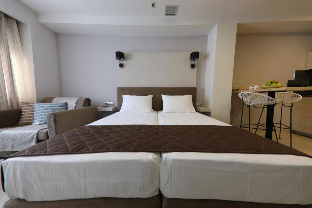Posteľ alebo postele v izbe v ubytovaní Aiolos Apartments Suites Ermou 64 Monastiraki Plaka 2nd Floor