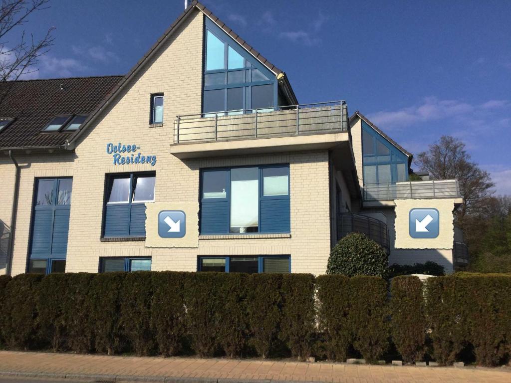 un edificio con signos azules y blancos. en Ostseeresidenz App 2, en Pelzerhaken