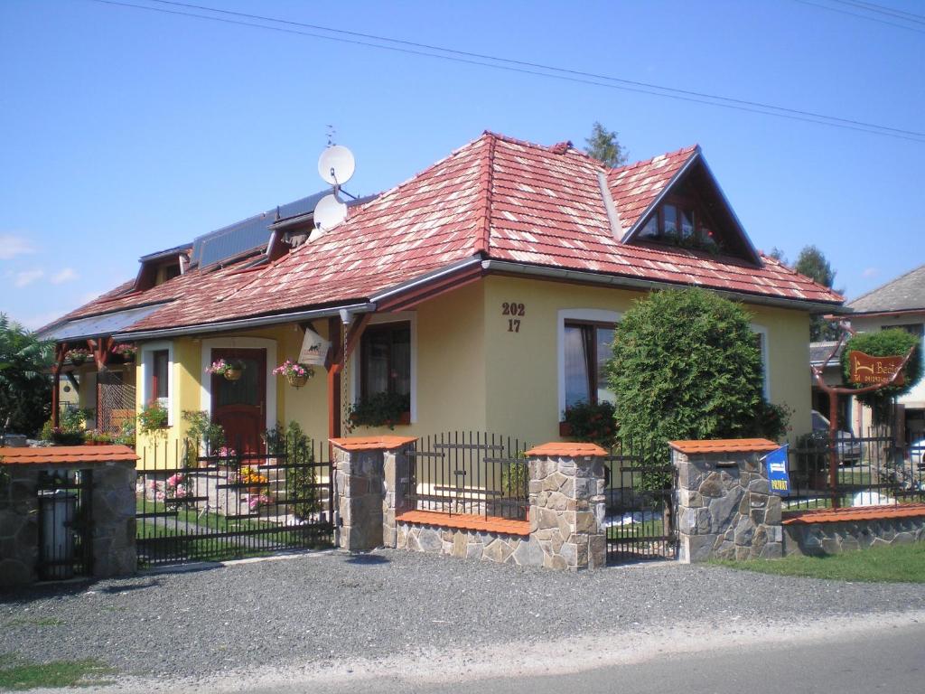 ein kleines gelbes Haus mit rotem Dach in der Unterkunft Privat Beata in Hrabušice