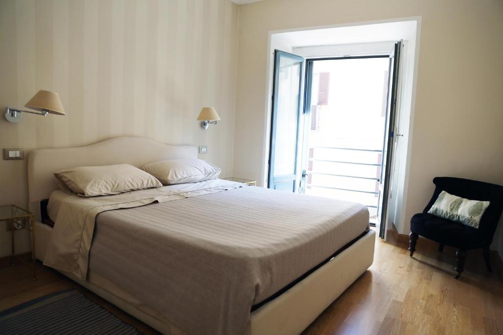 Milano centro - Heart of BRERA في ميلانو: غرفة نوم بسرير كبير وباب بلكونه