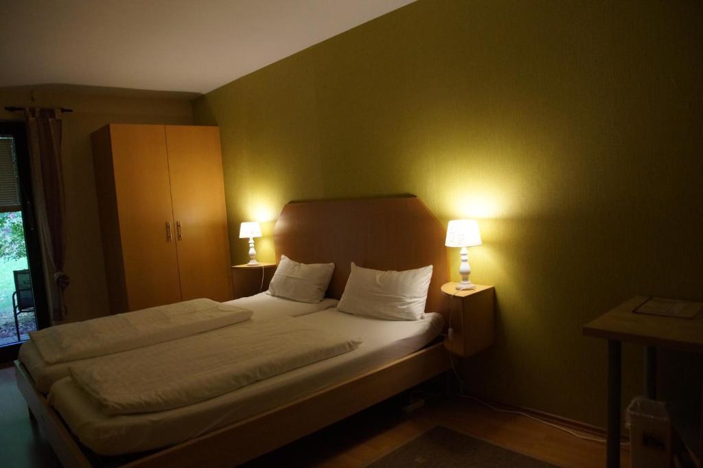 Postel nebo postele na pokoji v ubytování Seminarhotel Jakobsberg