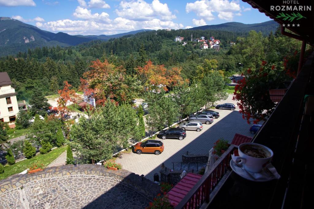 Nespecifikovaný výhled na hory nebo výhled na hory při pohledu z hotelu