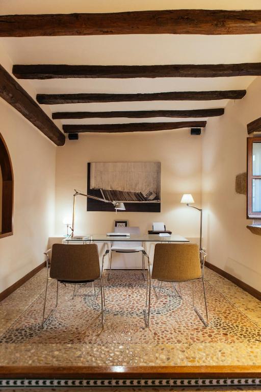 Un comedor con mesa y sillas en Hotel Cresol, en Calaceite