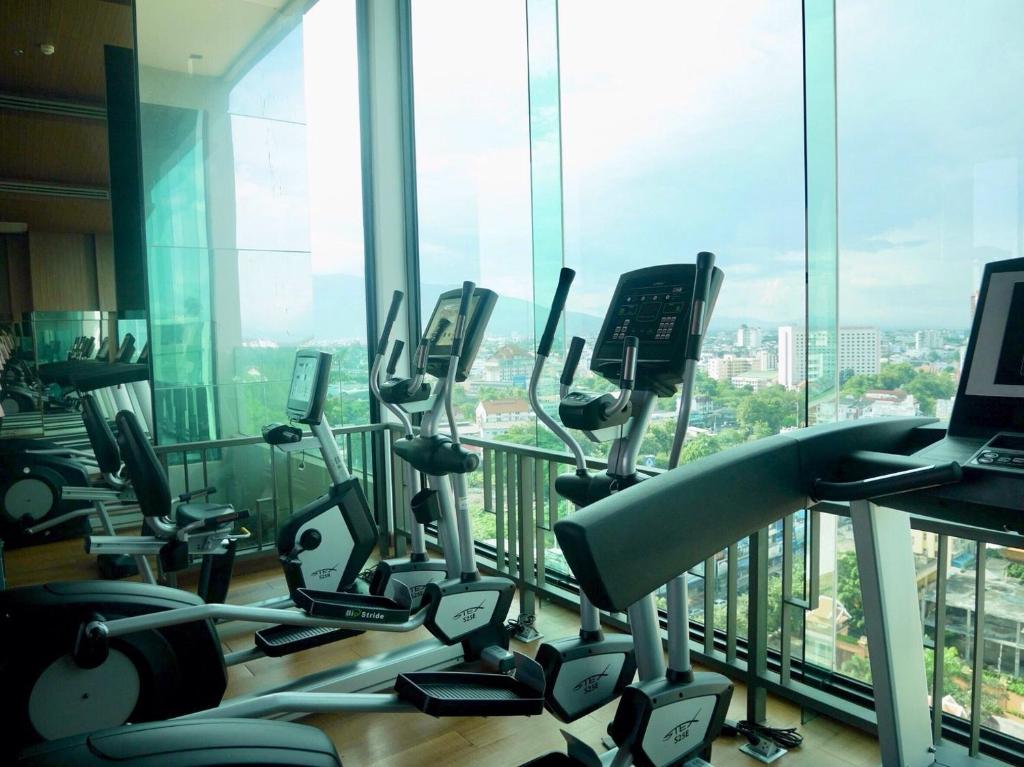 Fitness centrum a/nebo fitness zařízení v ubytování The Astra Luxury Condo in Town