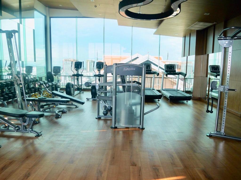 Fitness centrum a/nebo fitness zařízení v ubytování The Astra Luxury Condo in Town