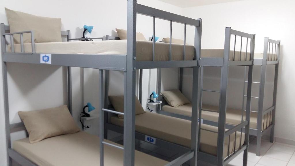 マセイオにあるHostel Pajuçaraの二段ベッド2組が備わる客室です。