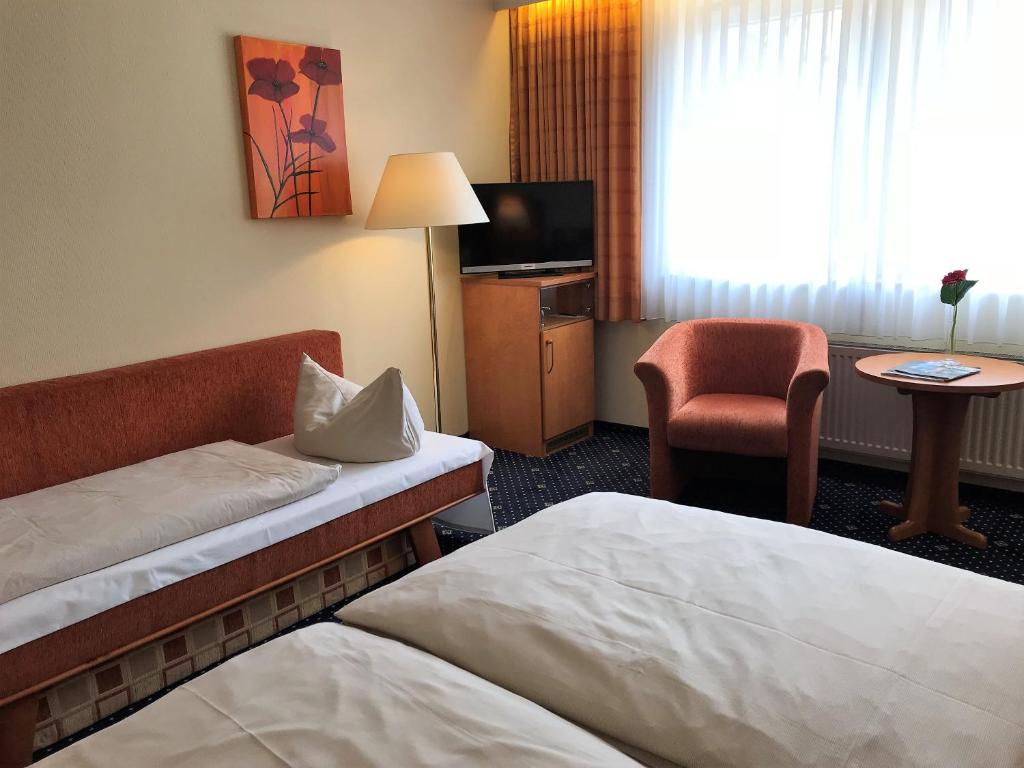 Postel nebo postele na pokoji v ubytování Hotel Englischer Hof