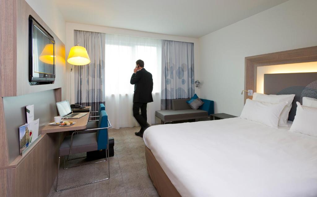 TV a/nebo společenská místnost v ubytování Novotel Leuven Centrum