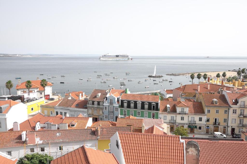 een uitzicht op een stad met boten in het water bij Ocean View Suite in Paço de Arcos