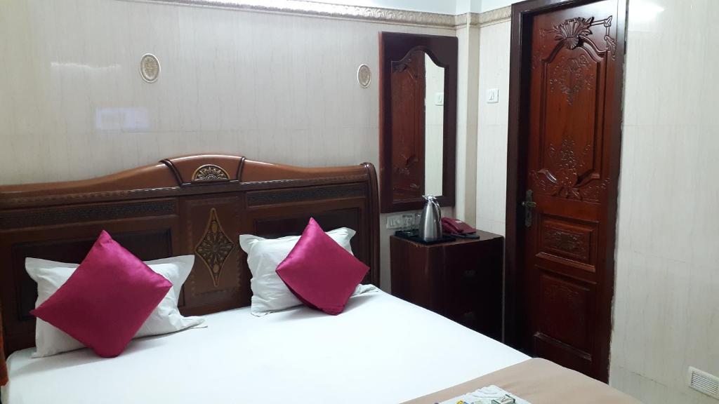 Postel nebo postele na pokoji v ubytování Grand View Residency Chennai