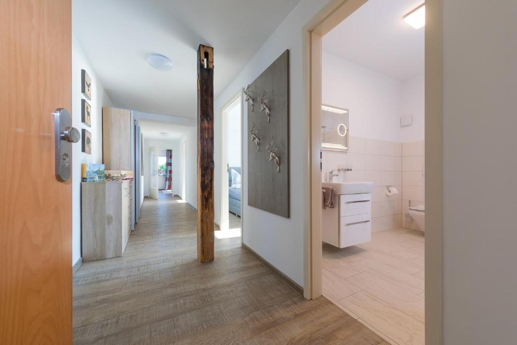 ein Bad mit einem Waschbecken und einem WC in einem Zimmer in der Unterkunft Harzer-Bachtaeler in Benneckenstein