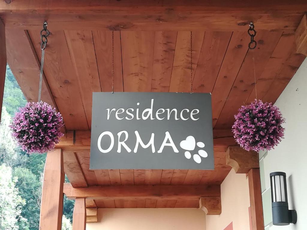 un segno che legge la resistenza omg appesa a un soffitto di Residence Orma ad Alagna Valsesia
