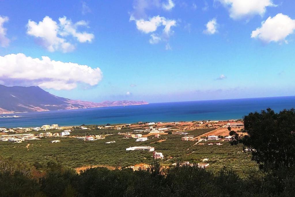 una vista de una ciudad con el océano en el fondo en Life Breeze, en Kissamos