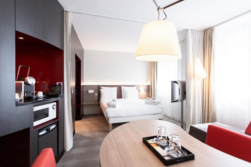 Postel nebo postele na pokoji v ubytování Novotel Suites Genève Aéroport