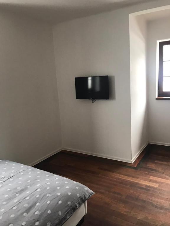 TV a/nebo společenská místnost v ubytování Portus Apartment
