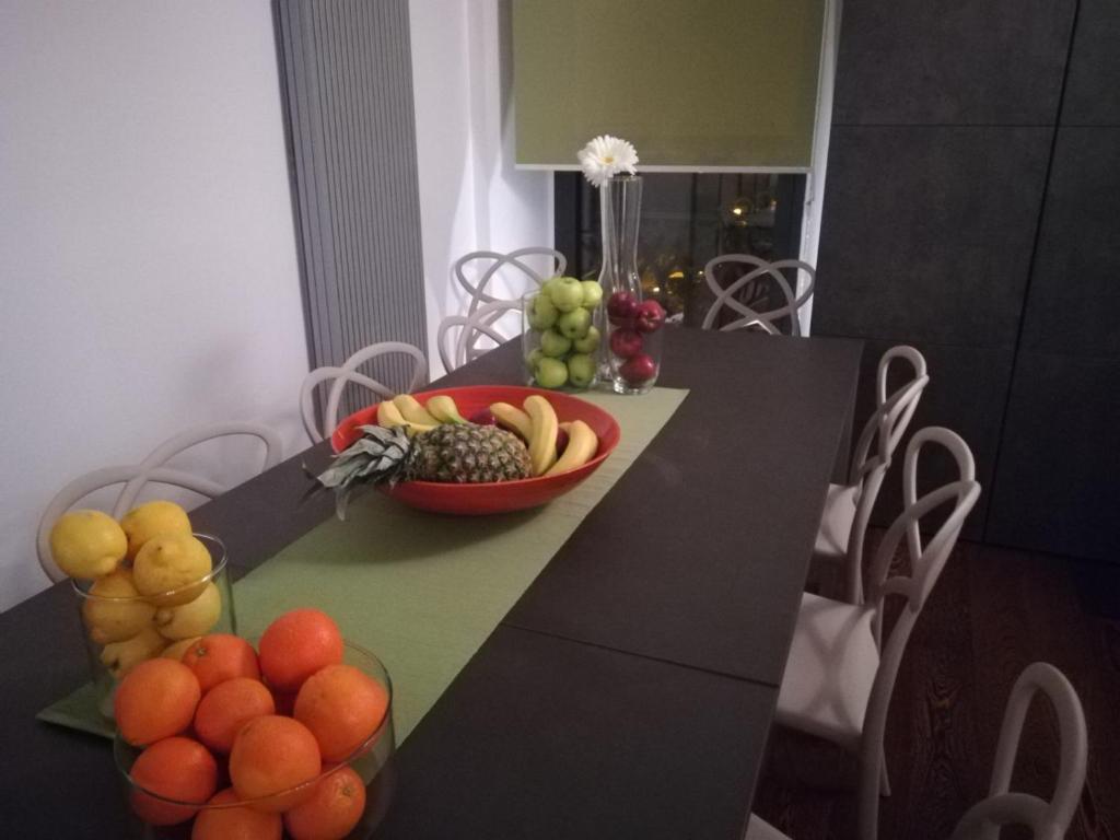 una mesa con un bol de fruta en ella en Bastioni Home en Pescara