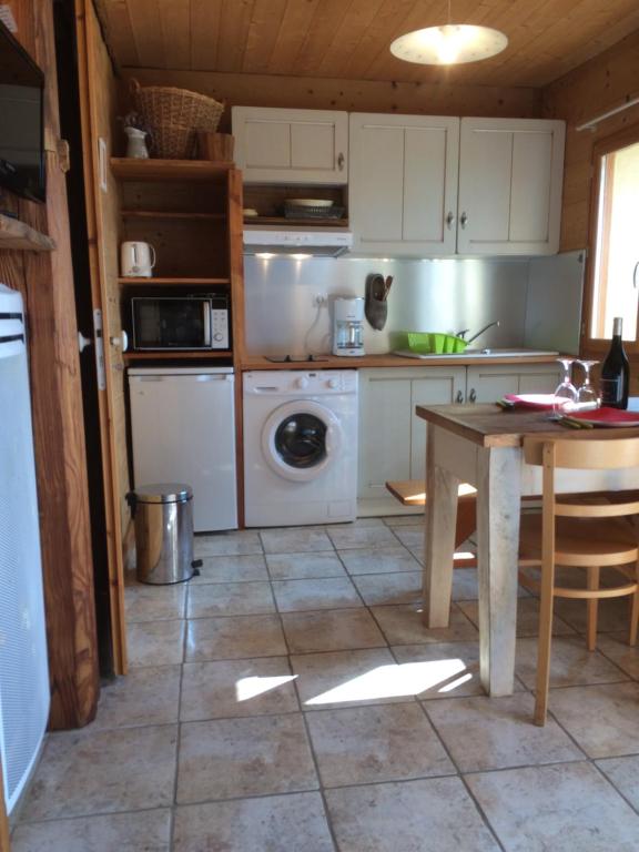 Kuchyň nebo kuchyňský kout v ubytování Appartements dans Chalet