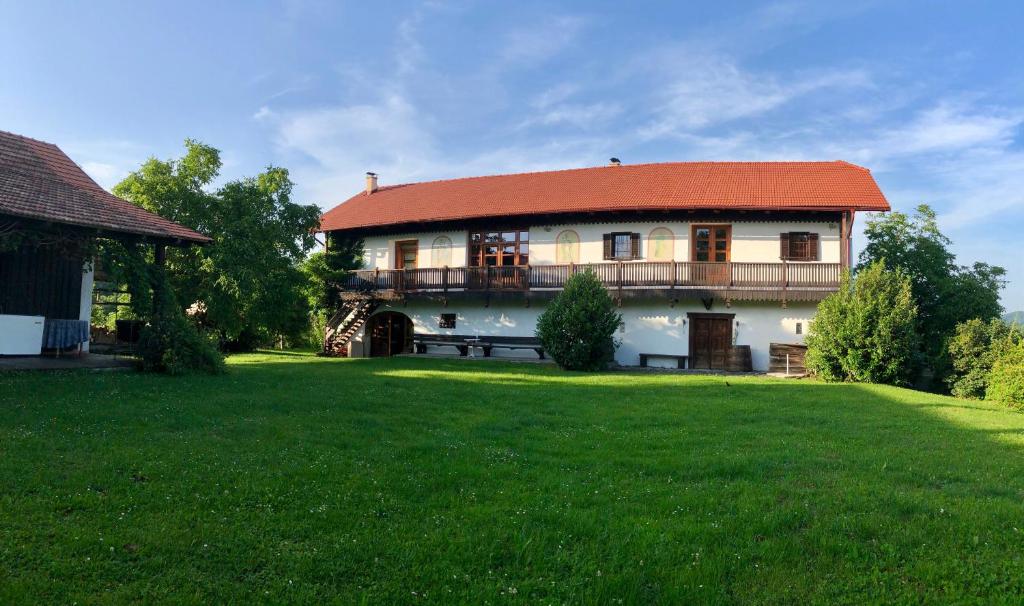una casa grande con techo rojo en un césped verde en Country House Zunko, en Jelovec