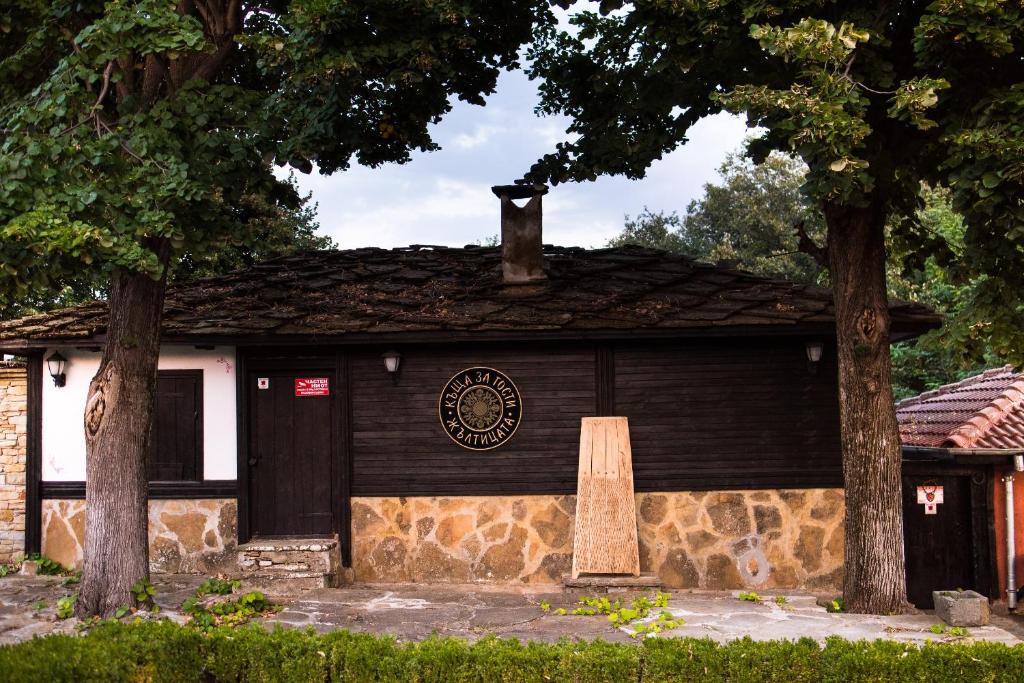 a building with a chimney on top of it at Къща за гости "Жълтицата" in Kostenkovtsi