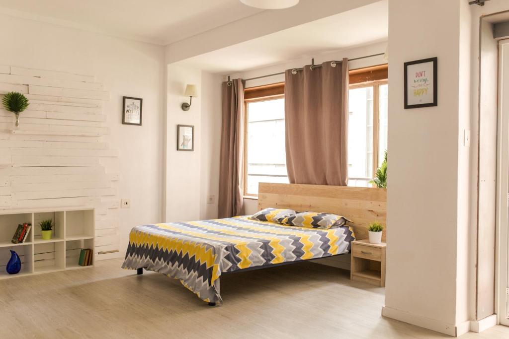 una camera con letto e finestra di Big Room Happy Alicante ad Alicante