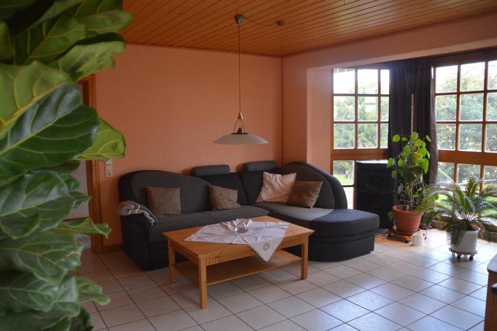 uma sala de estar com um sofá e uma mesa em Schwalli`s Fewo em Korbach