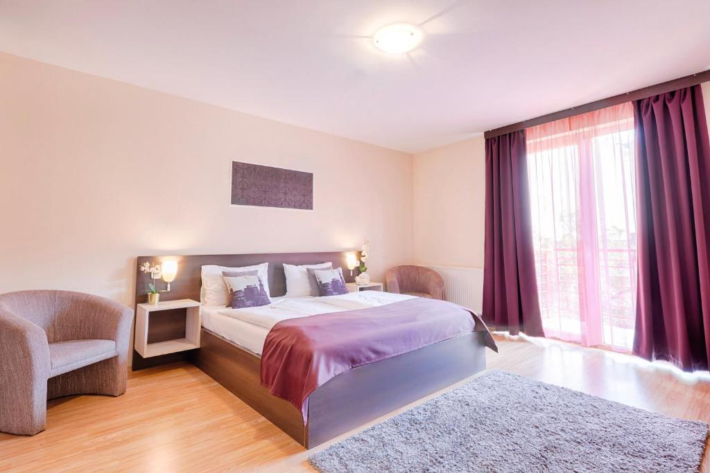 Postel nebo postele na pokoji v ubytování Triple M Hotel
