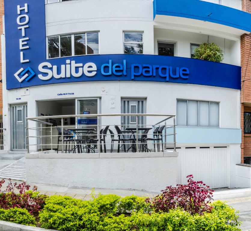 a building with a sign for a suite del service at Hotel Suite del Parque in Medellín