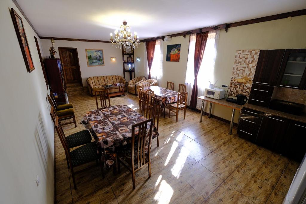 - une cuisine et une salle à manger avec une table et des chaises dans l'établissement LAILA Guest House, à Mestia