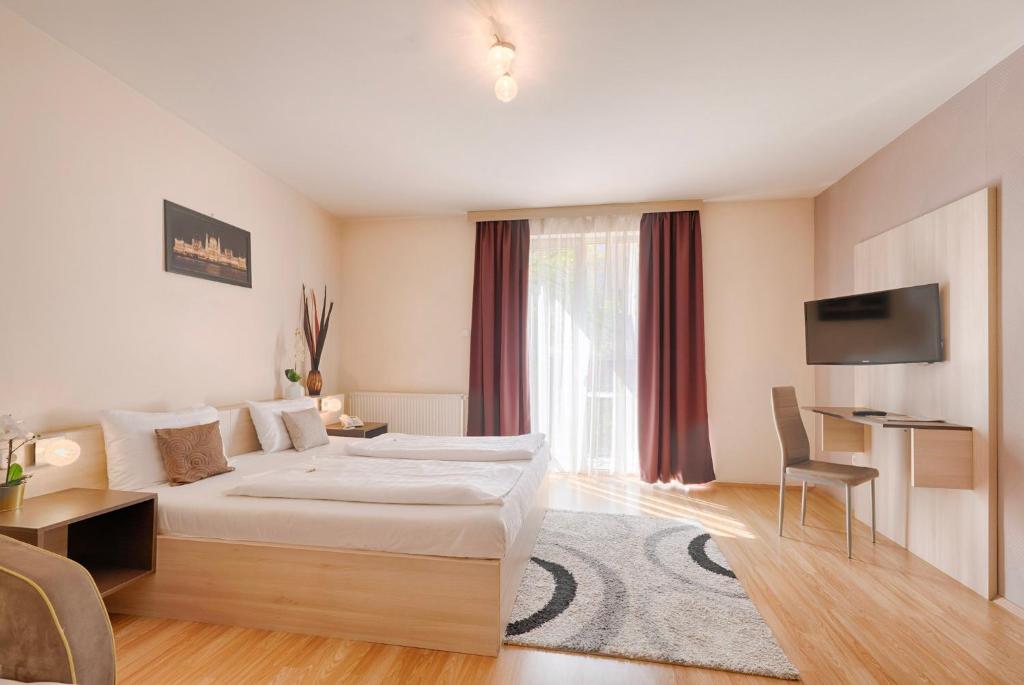 TV a/nebo společenská místnost v ubytování Triple M Hotel