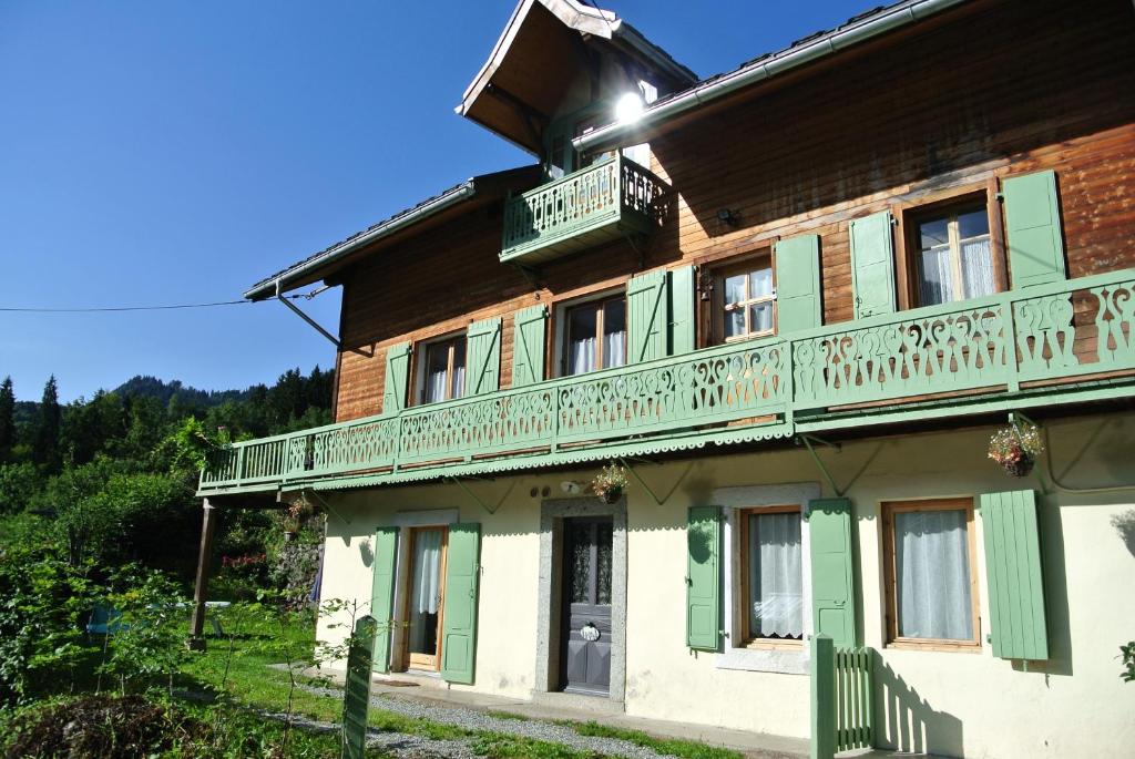 Cette maison ancienne dispose d'un balcon. dans l'établissement Le Refuge, à Saint-Gervais-les-Bains