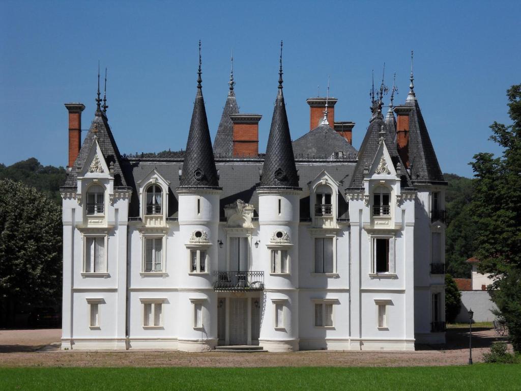 een afbeelding van een kasteel met torens bij Château de la Motte in Noailly