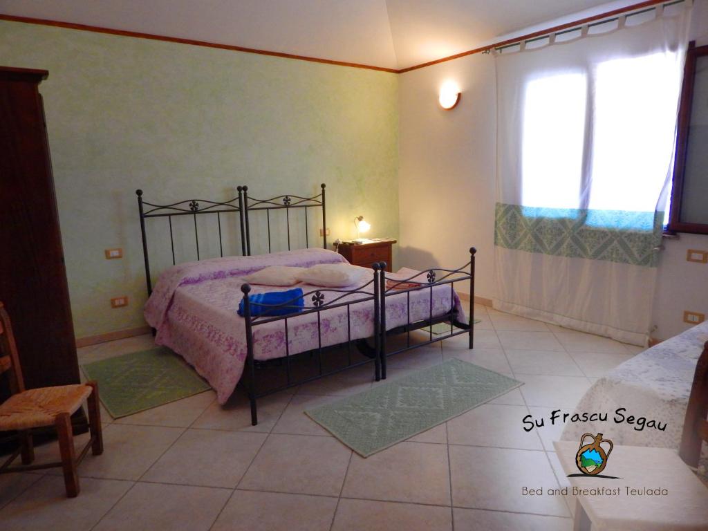 Postel nebo postele na pokoji v ubytování B&B Su Frascu Segau