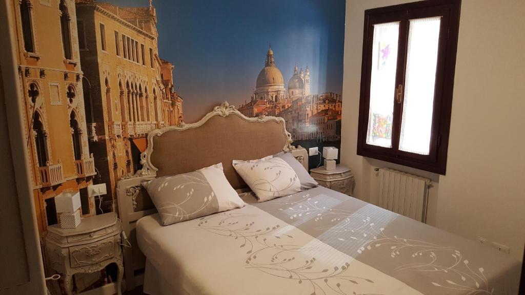 una camera con letto a baldacchino della città di La Corte Incantata (alla Biennale) a Venezia