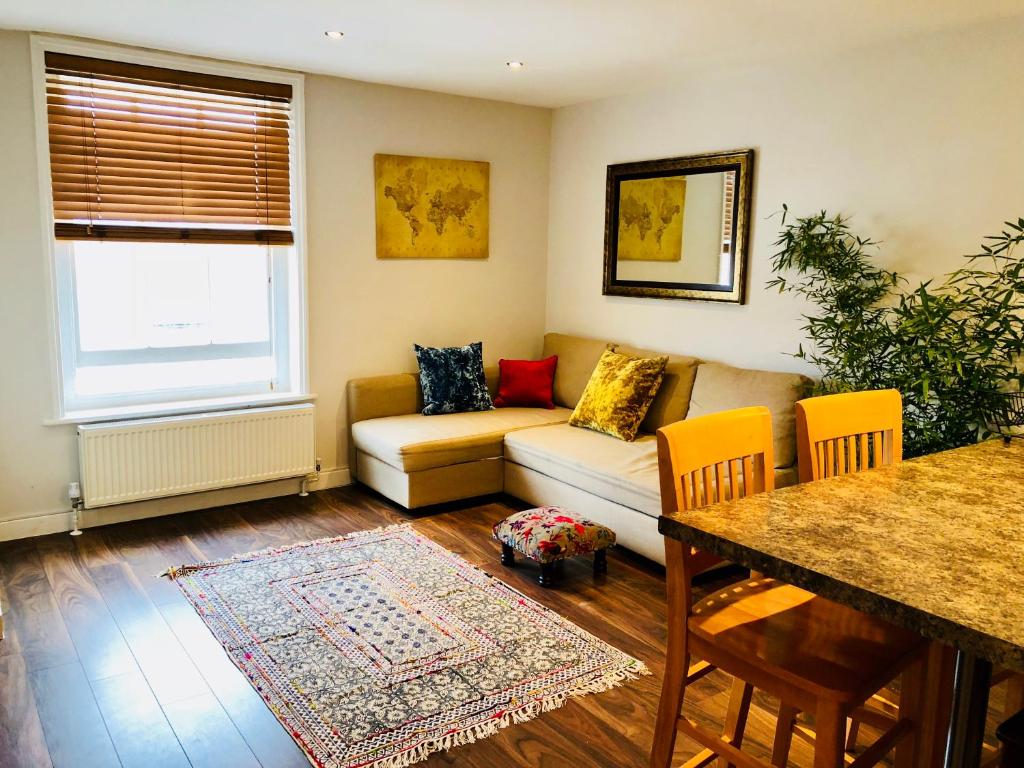sala de estar con sofá y mesa en Modern One Bedroom Apartment near the seafront, en Portsmouth