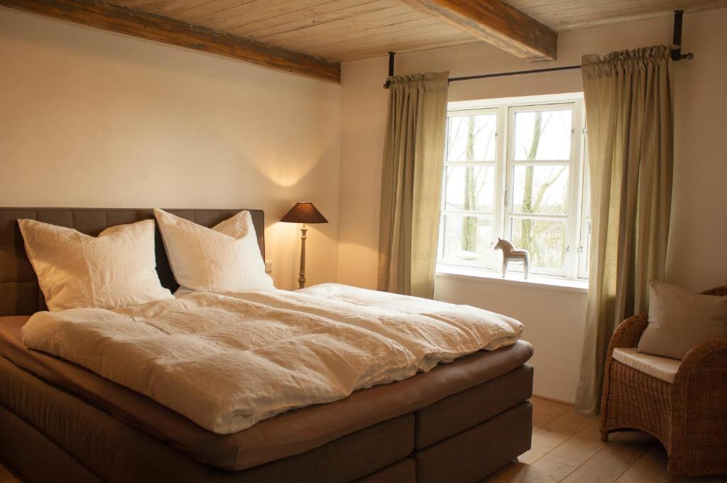 ノイキルヒェンにあるSchleusenwärter LUVのベッドルーム(大型ベッド1台、窓付)