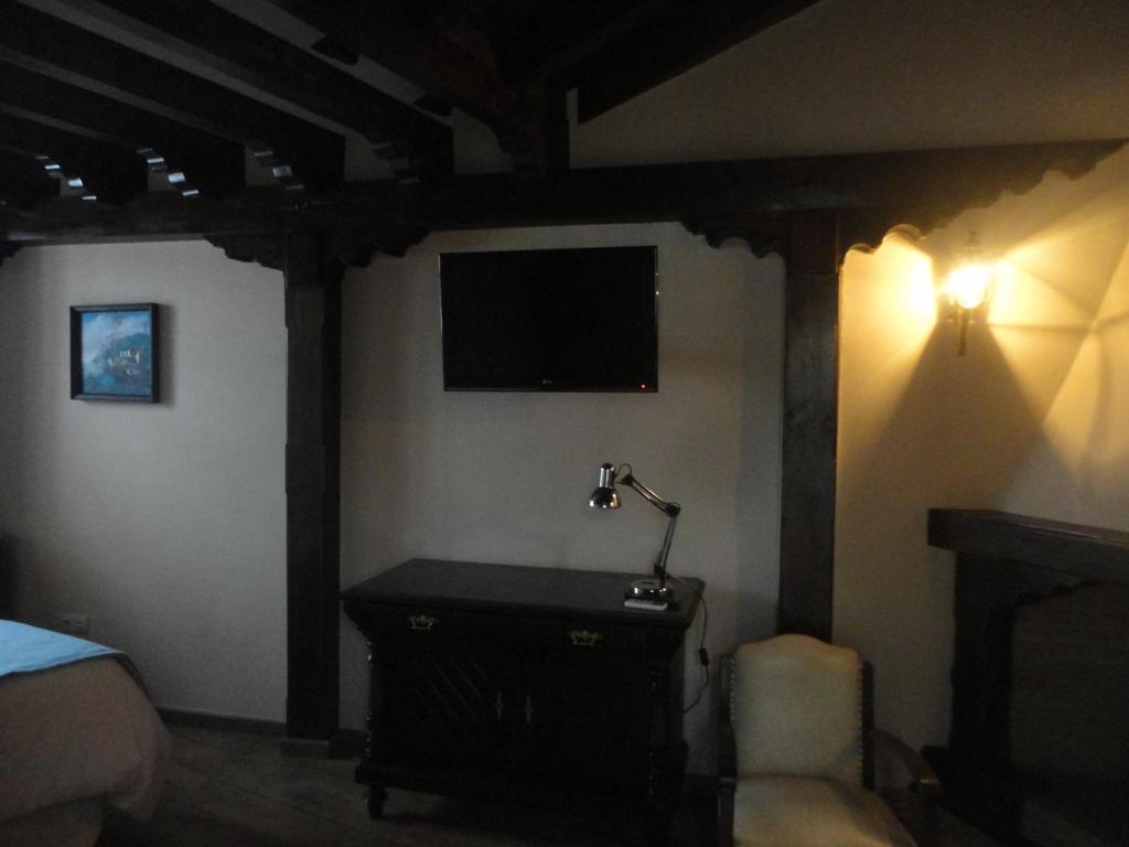TV a/nebo společenská místnost v ubytování Hotel Rural las Cinco Ranas