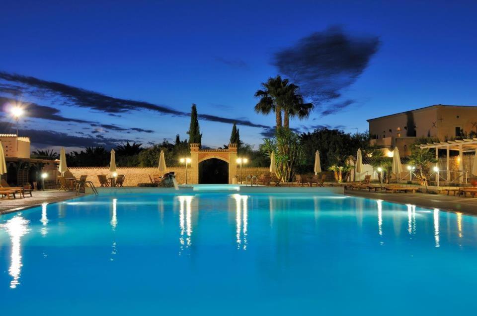 una gran piscina azul por la noche en Tenuta Santa Lucia, en San Giovanni Rotondo