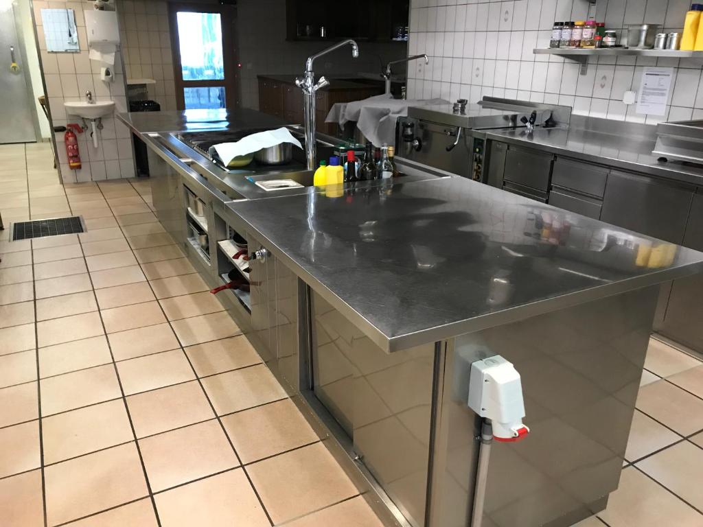 Kuchyň nebo kuchyňský kout v ubytování Hotel Eintracht