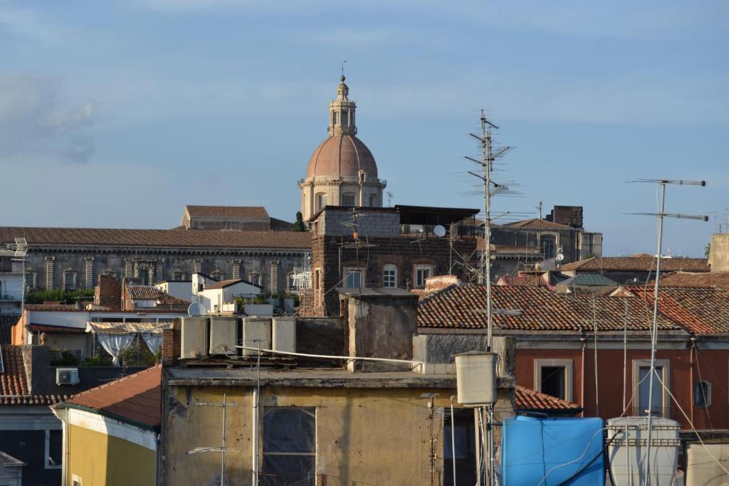 widok na miasto z katedrą w tle w obiekcie Chez Amélie & Jean-Louis w Katanii