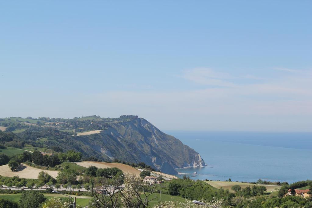 uma vista para o oceano e uma montanha em Affittacamere Le Fontanelle em Ancona