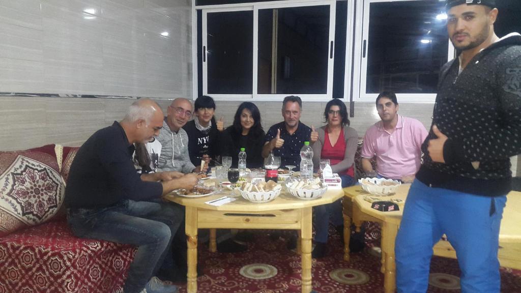 Un groupe de personnes assises autour d'une table dans l'établissement Hotel Palace Zaida, à Zeïda
