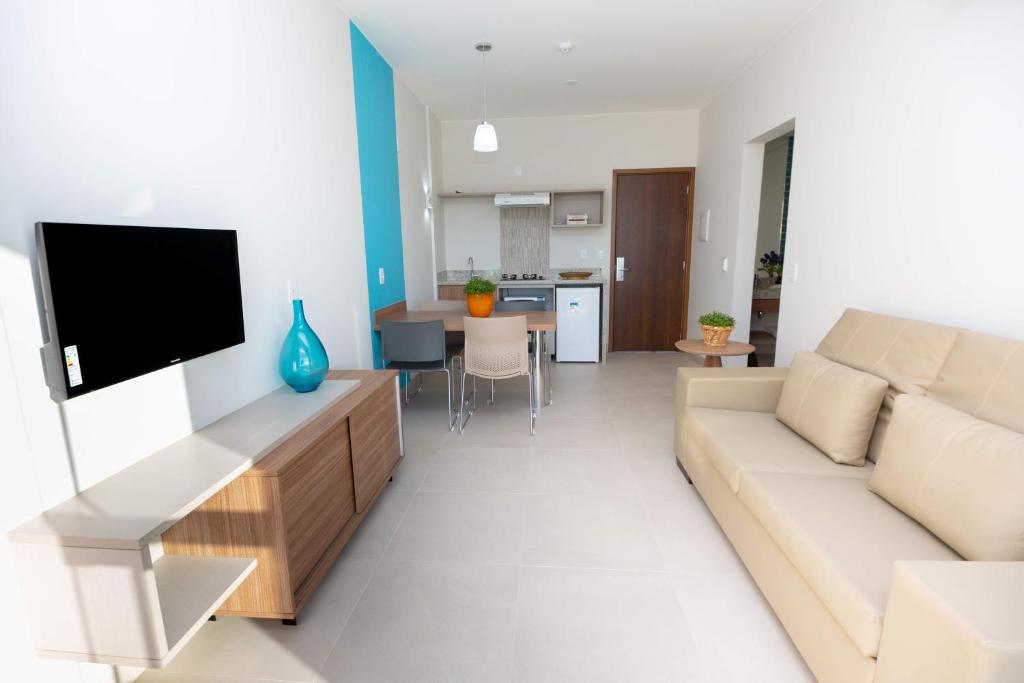 Uma TV ou centro de entretenimento em Ilhas do Lago Eco Resort by WAM Experience