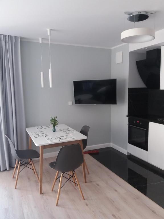 Televízia a/alebo spoločenská miestnosť v ubytovaní Apartament Lukrecja